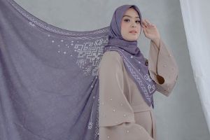 Tekuni dunia fashion, Vebby Palwinta luncurkan koleksi hijab