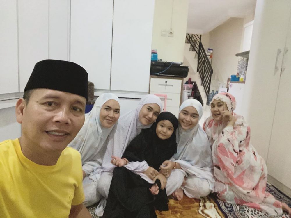 10 Aktivitas Ayu Ting Ting di rumah saja, gaya natural curi perhatian