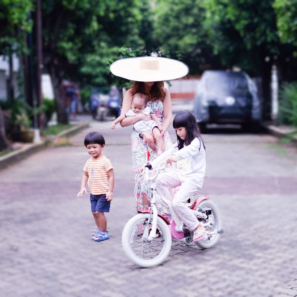 10 Potret aktivitas Ayu Dewi dan anak di rumah, antibosan