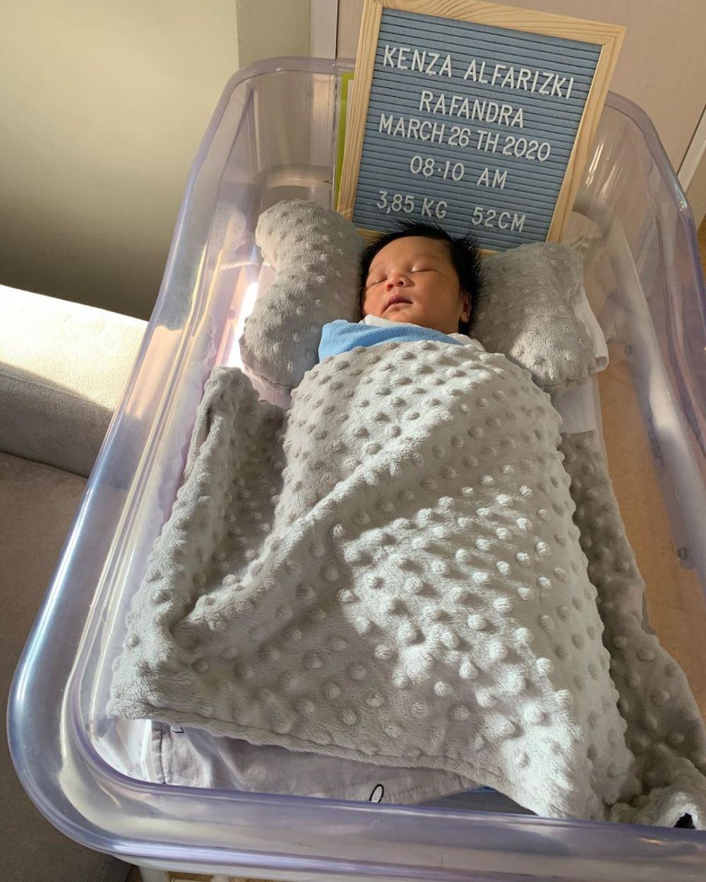 Lahirkan anak kedua, ini 7 potret buah hati Entin Dunia Terbalik