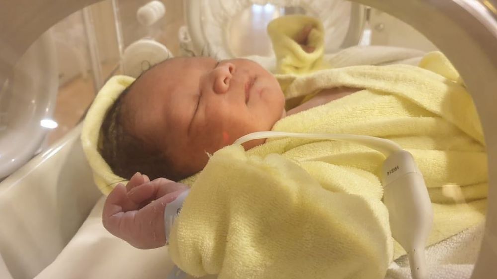 Lahirkan anak kedua, ini 7 potret buah hati Entin Dunia Terbalik