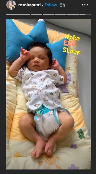 Lahirkan anak kedua, ini 7 potret buah hati Entin Dunia Terbalik