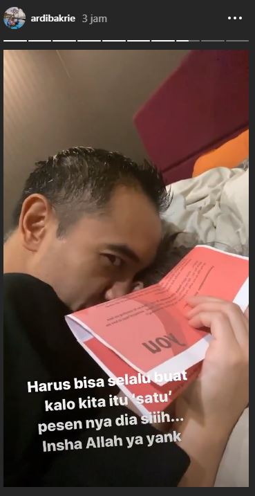 5 Momen ultah pernikahan Nia Ramadhani, hadiah suami bikin mewek