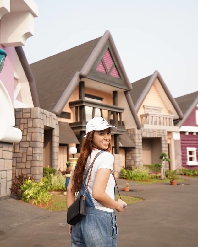 Jarang tersorot, ini 10 potret anak angkat Ari Sihasale & istri