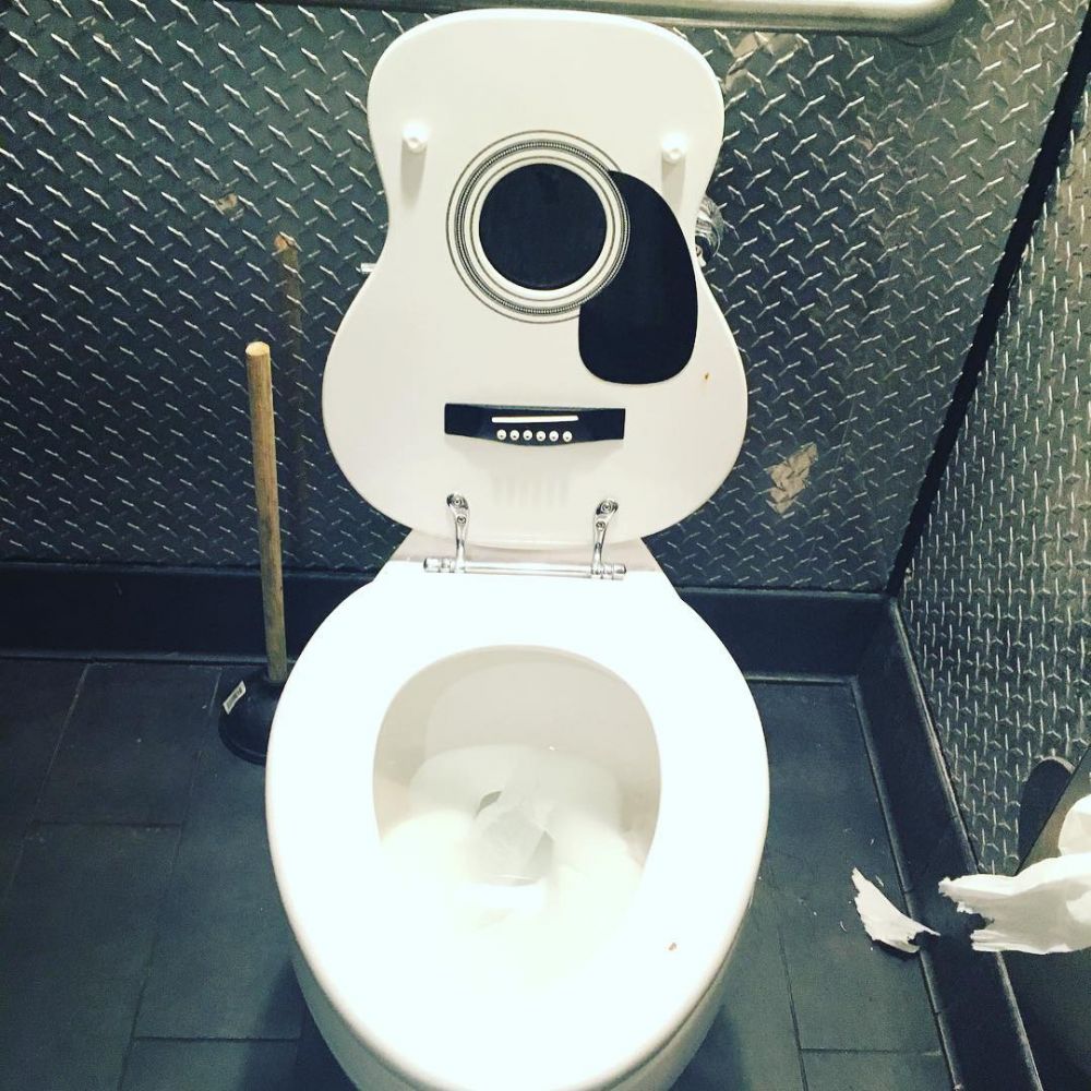 10 Desain toilet ini unik dan artistik banget, keren pol
