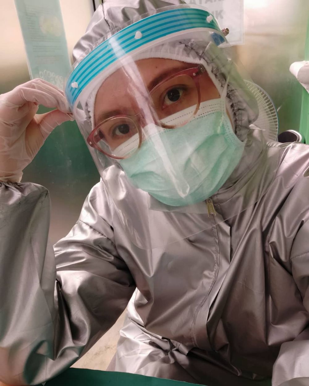 Curhat istri mendiang Bani Seventeen soal langkanya masker medis