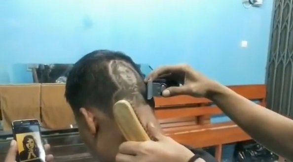 Wajahnya digambar di kepala seorang pria, ini reaksi Najwa Shihab