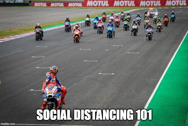 10 Aksi lucu pengendara saat social distancing, bikin tepuk jidat