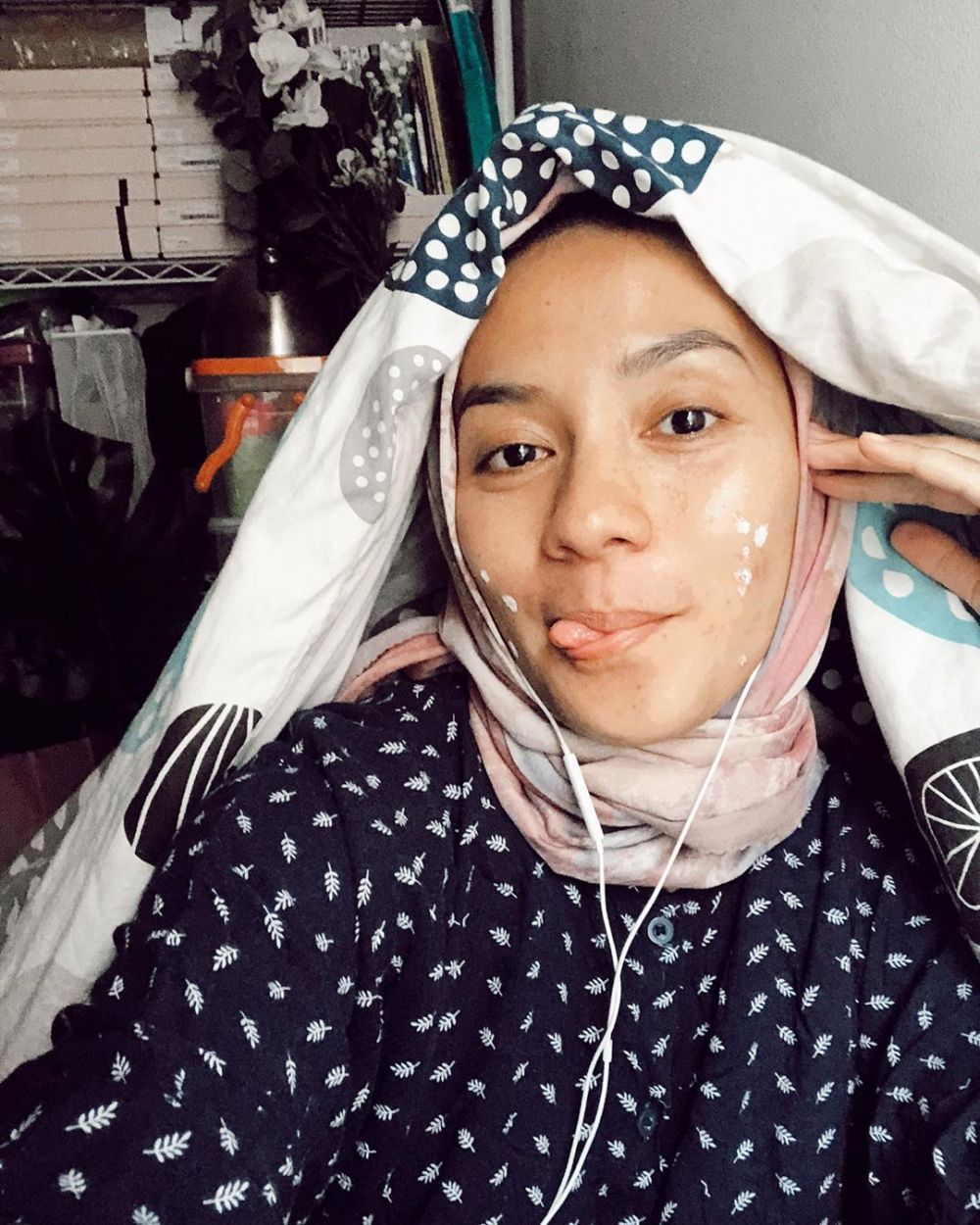 Potret natural 10 seleb cantik saat di rumah aja, curi perhatian