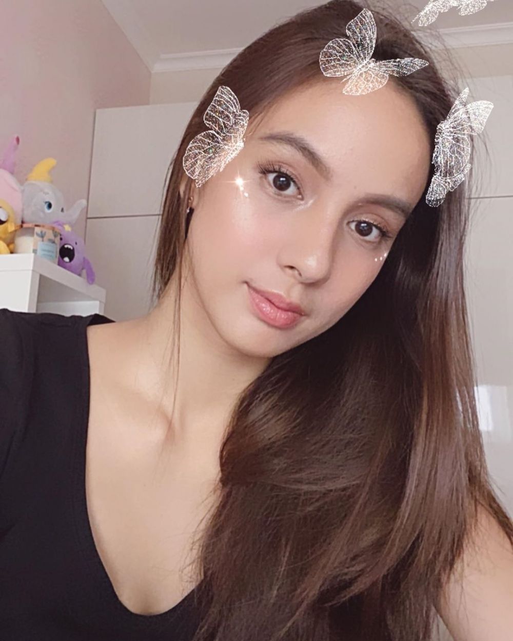 Potret natural 10 seleb cantik saat di rumah aja, curi perhatian