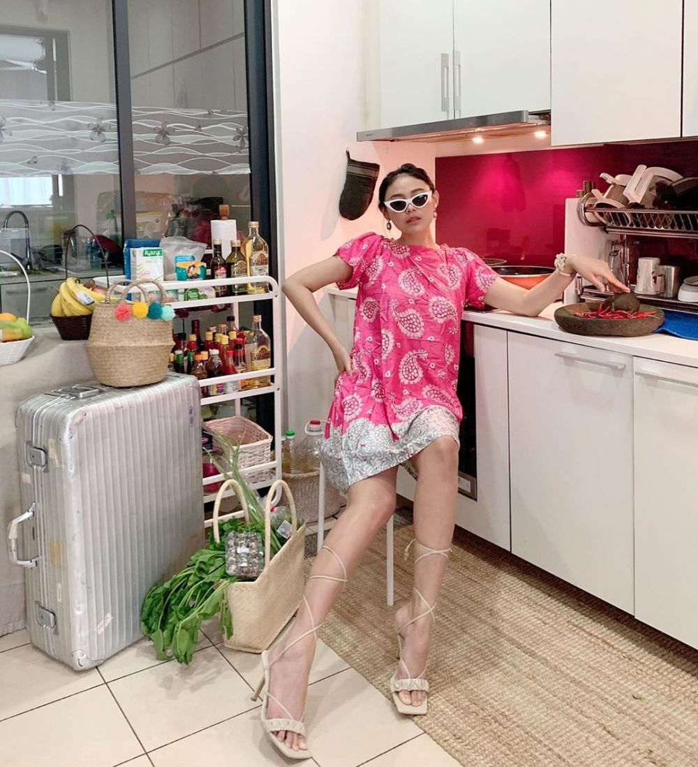 Selalu tampil fashionable, ini 6 gaya Whulandary pakai daster  