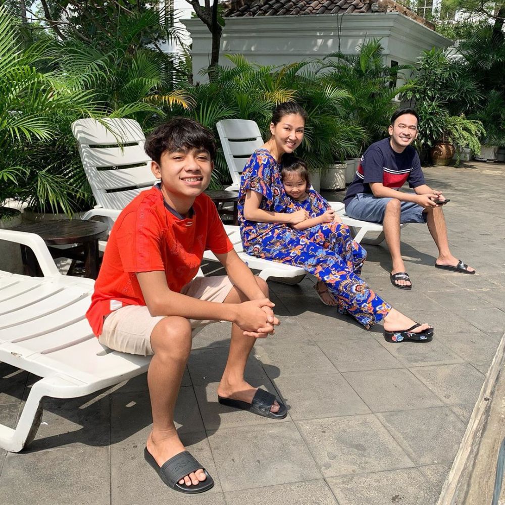 9 Potret keluarga Ruben di rumah saja, bikin video lucu bareng