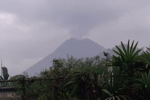 Video detik-detik Gunung Merapi erupsi, hujan abu di beberapa wilayah