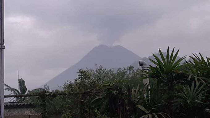 Video detik-detik Gunung Merapi erupsi, hujan abu di beberapa wilayah