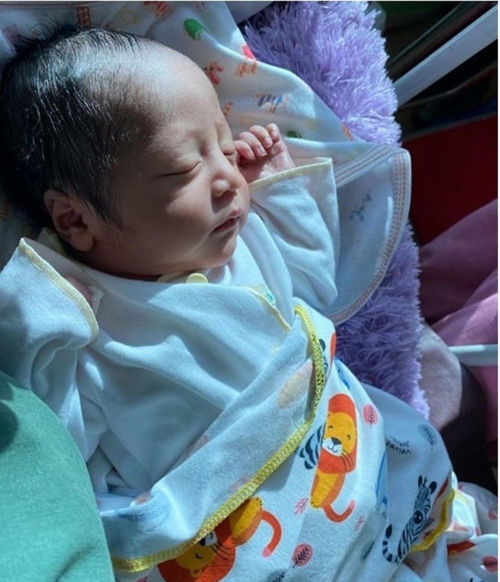 6 Potret tampan bayi Mandra yang baru lahir, curi perhatian