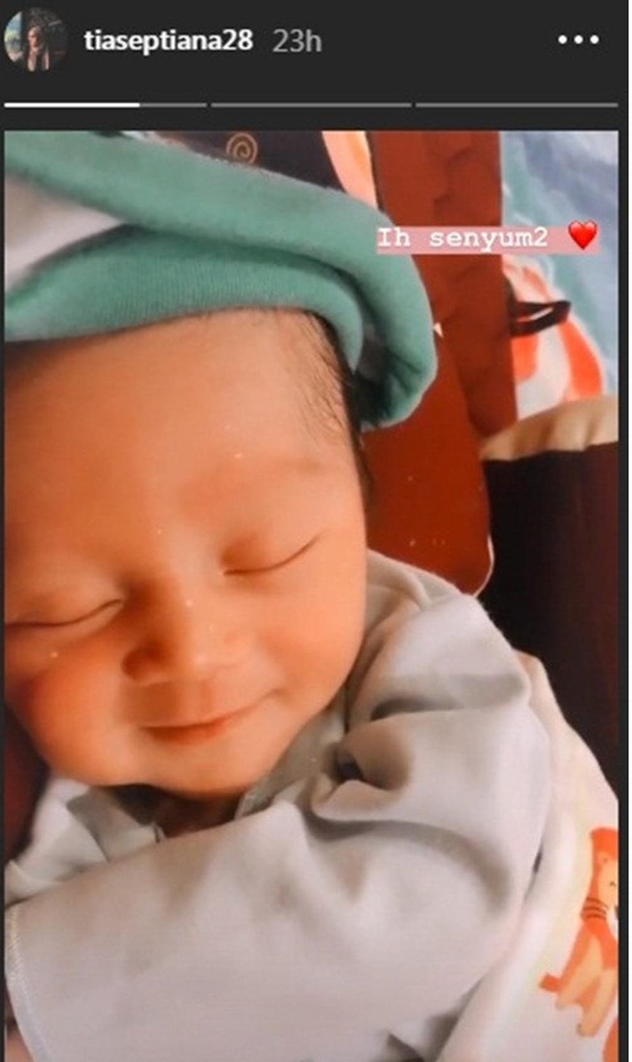 6 Potret tampan bayi Mandra yang baru lahir, curi perhatian