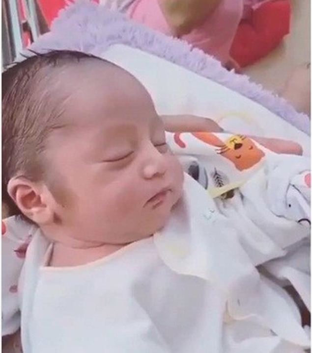 6 Potret tampan bayi Mandra yang baru lahir, curi perhatian