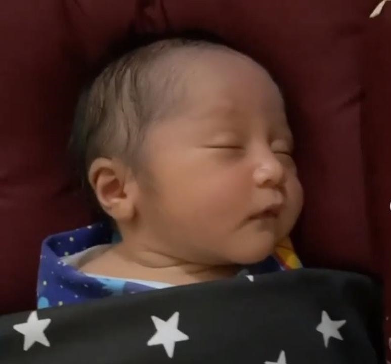 6 Potret tampan bayi Mandra yang baru lahir, curi perhatian