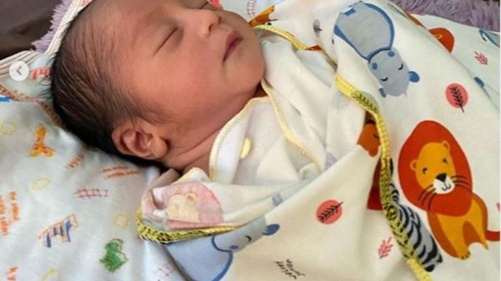 6 Potret tampan bayi Mandra yang baru lahir, curi perhatian