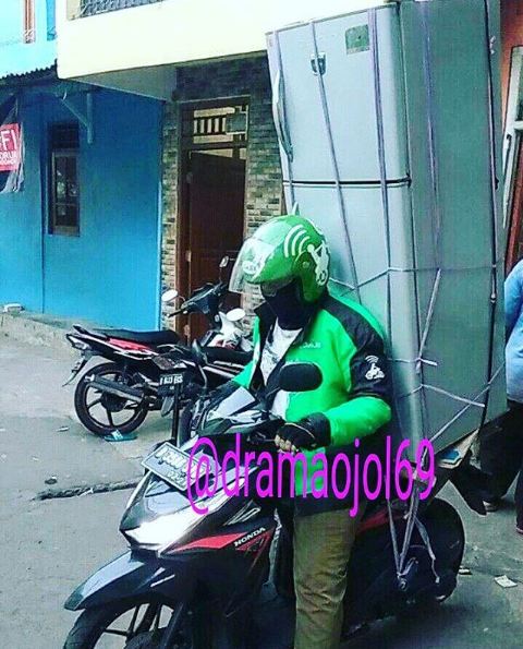 21 Potret pengendara boncengin barang ini bikin geleng kepala