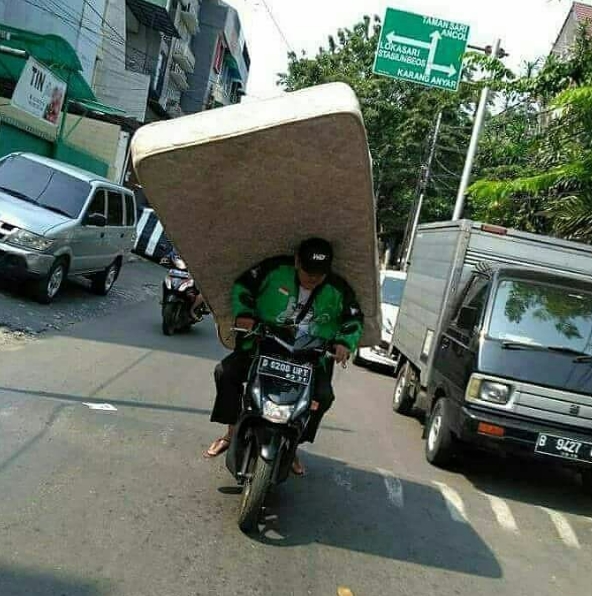 21 Potret pengendara boncengin barang ini bikin geleng kepala