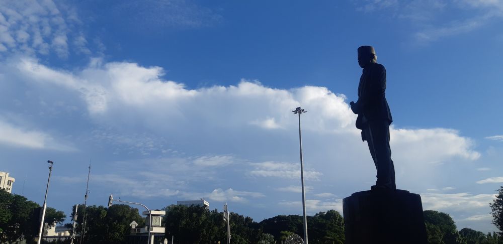 10 Penampakan langit Jakarta di masa isolasi corona ini beda banget