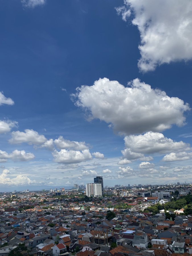 10 Penampakan langit Jakarta di masa isolasi corona ini beda banget