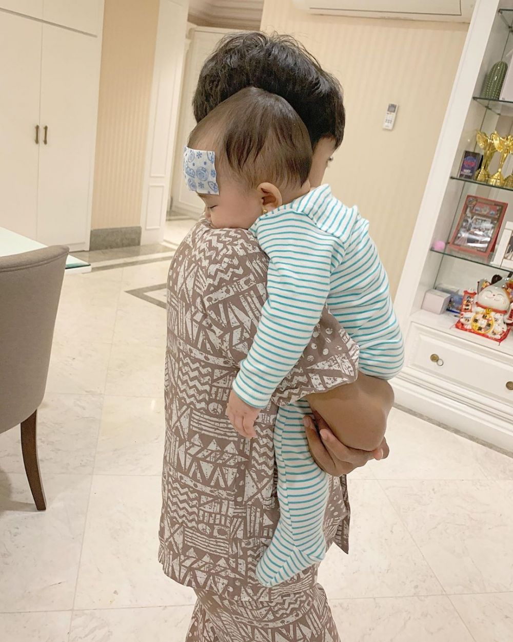 10 Momen Betrand Peto momong Thalia & Thania, bukti kakak idaman