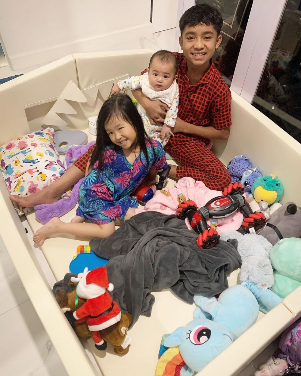 10 Momen Betrand Peto momong Thalia & Thania, bukti kakak idaman