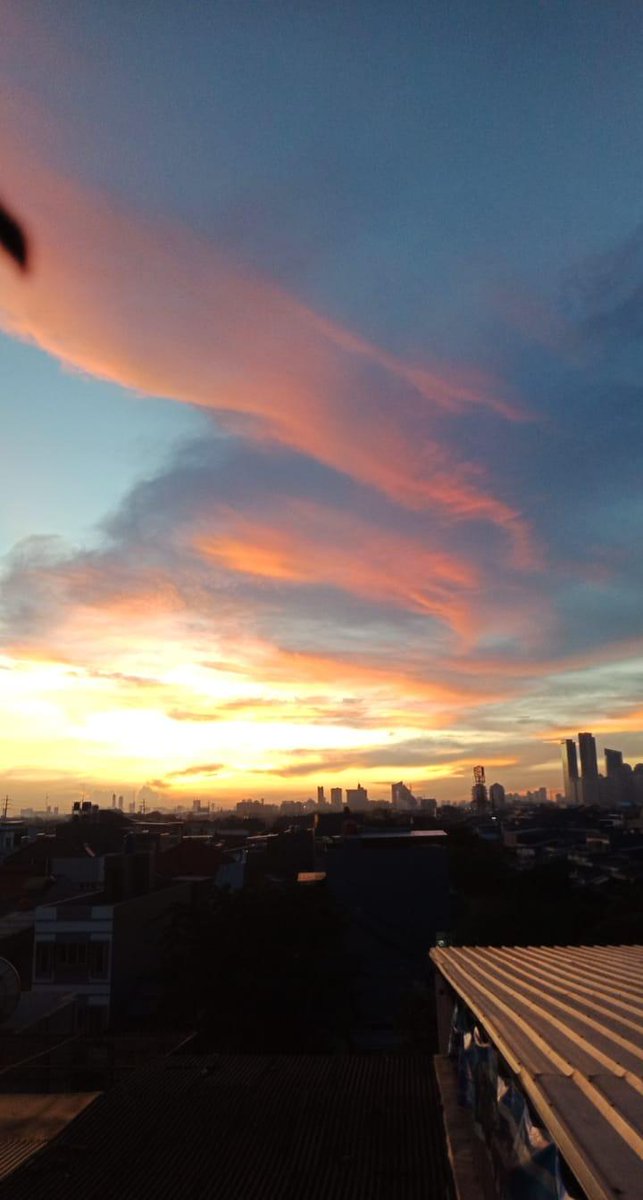 10 Penampakan langit senja Jakarta di masa isolasi corona 