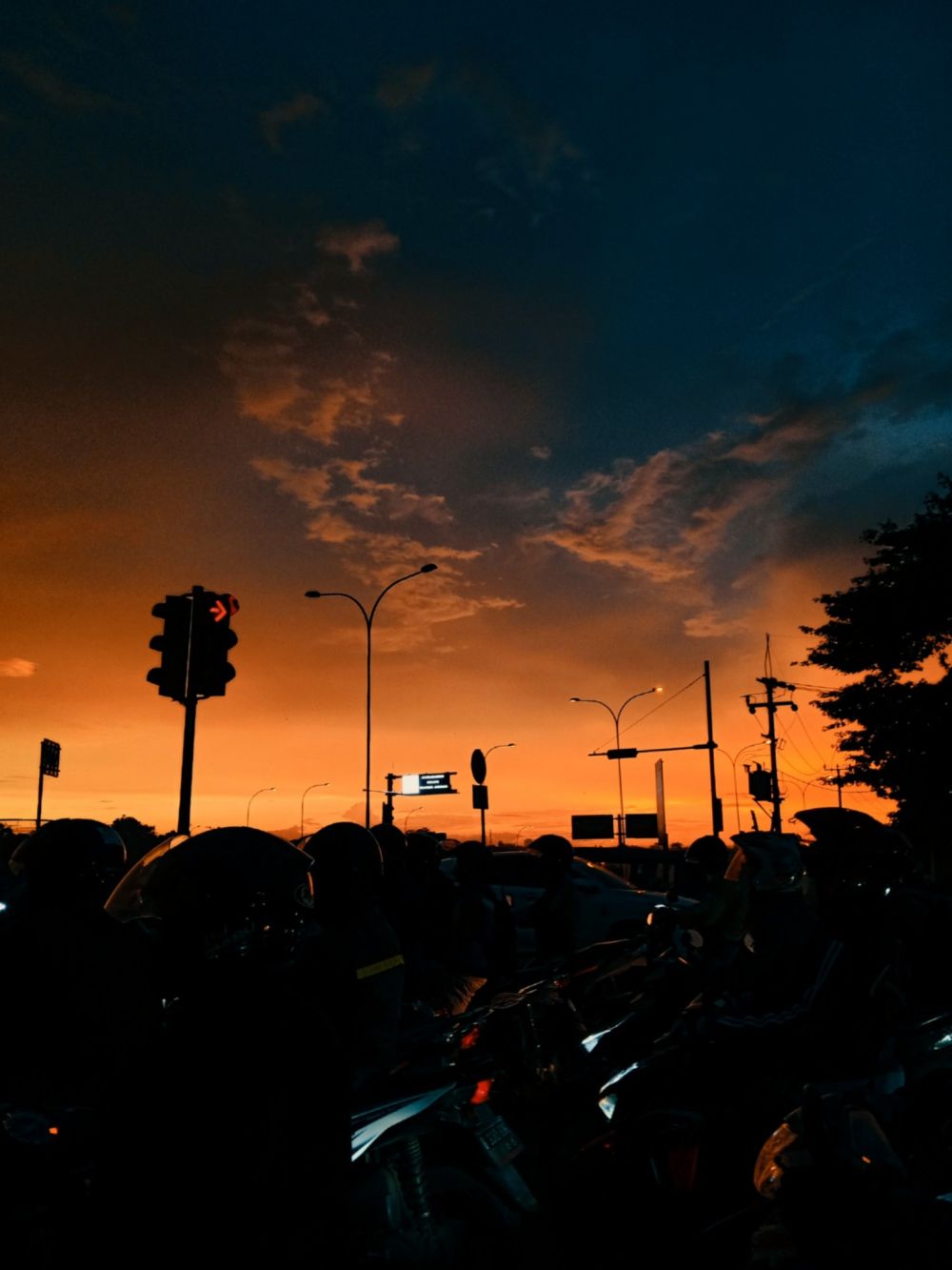 10 Penampakan langit senja Jakarta di masa isolasi corona beda banget