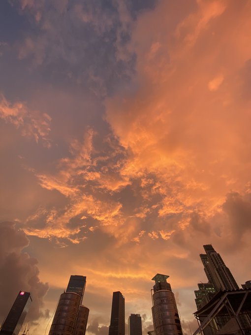 10 Penampakan langit senja Jakarta di masa isolasi corona 