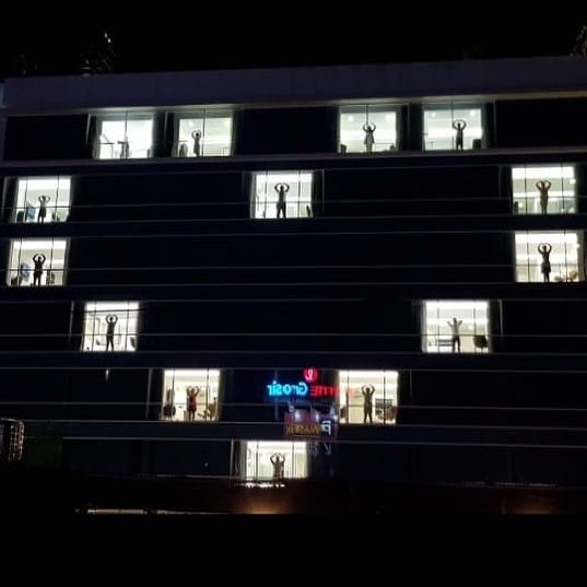 15 Potret hotel di Jogja nyalakan love light di tengah wabah corona 