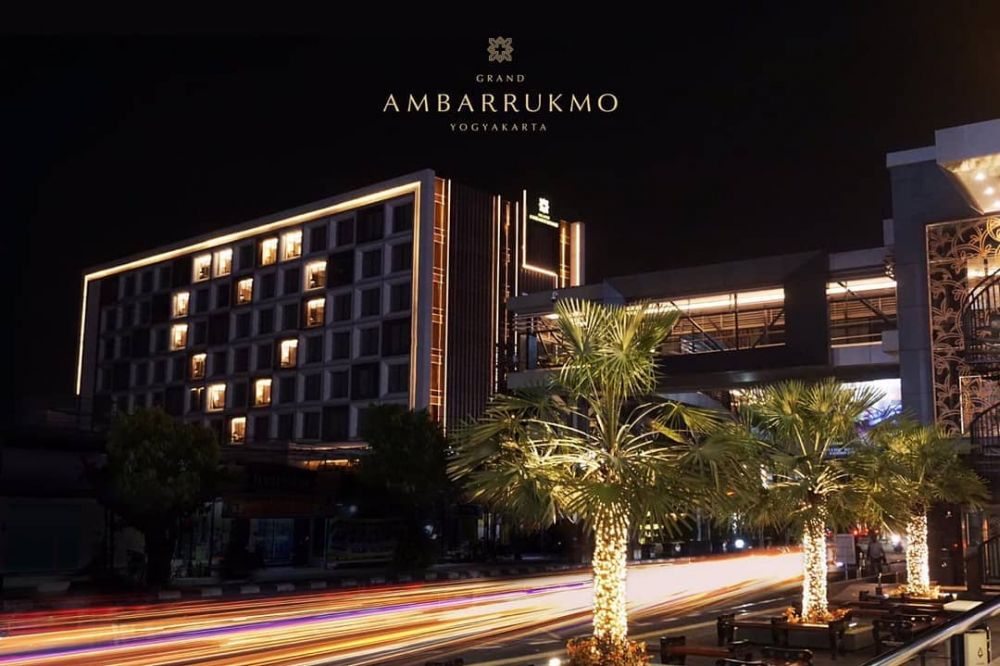 15 Potret hotel di Jogja nyalakan love light di tengah wabah corona 