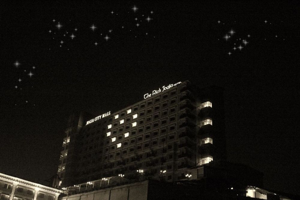 15 Potret hotel di Jogja nyalakan love light di tengah wabah corona 