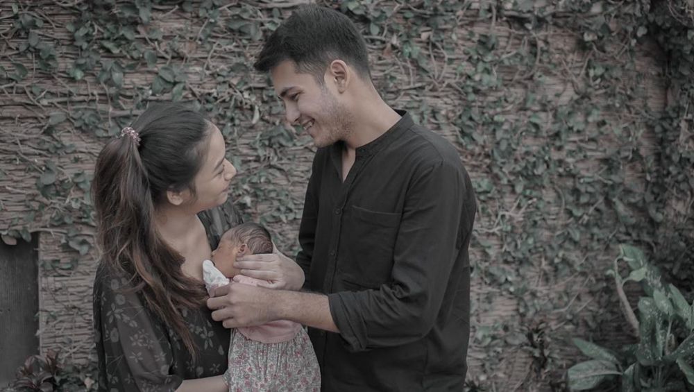  Jadi ibu baru, ini 8 momen Adzana Bing Slamet asuh bayinya