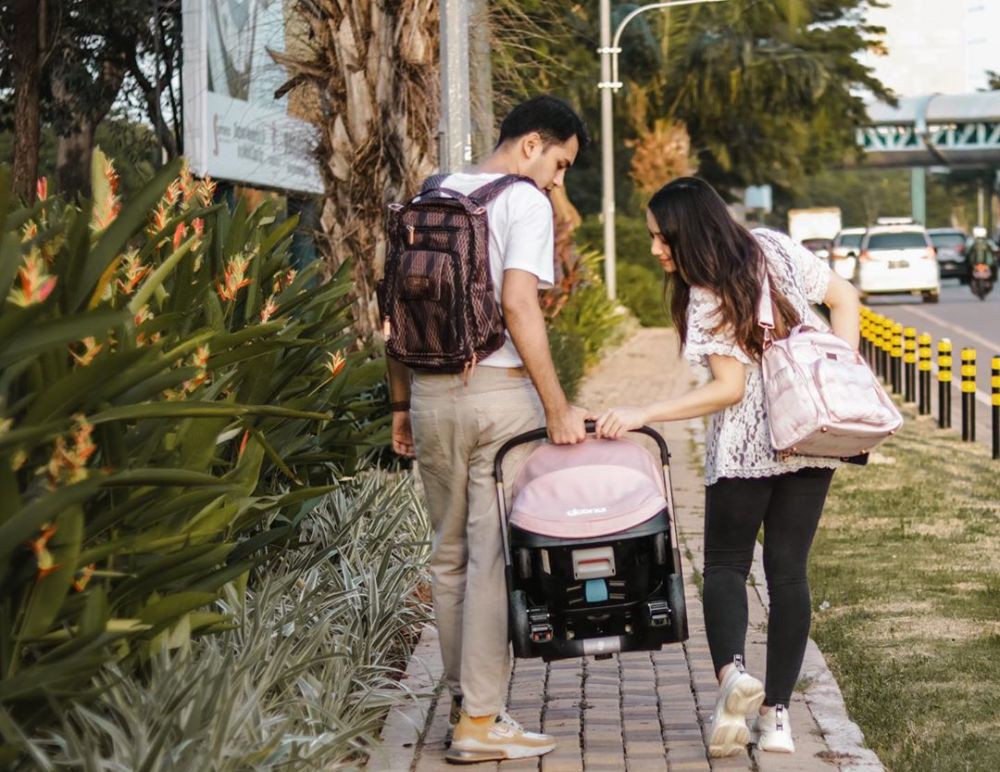  Jadi ibu baru, ini 8 momen Adzana Bing Slamet asuh bayinya