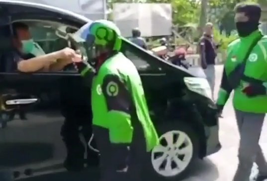 Viral aksi pengendara mobil bagi uang Rp 100 ribu saat wabah corona