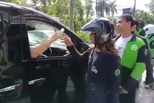 Viral aksi pengendara mobil bagi uang Rp 100 ribu saat wabah corona