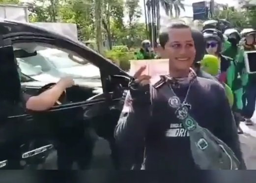 Viral aksi pengendara mobil bagi uang Rp 100 ribu saat wabah corona
