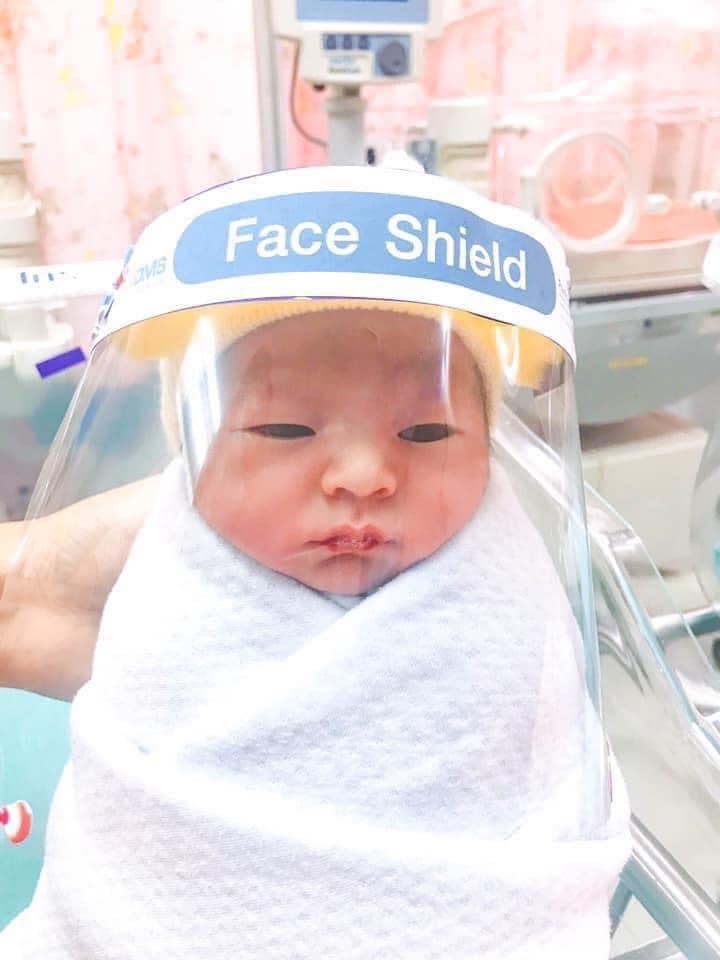 Cegah corona, bayi lahir di negara ini dipasangi pelindung wajah