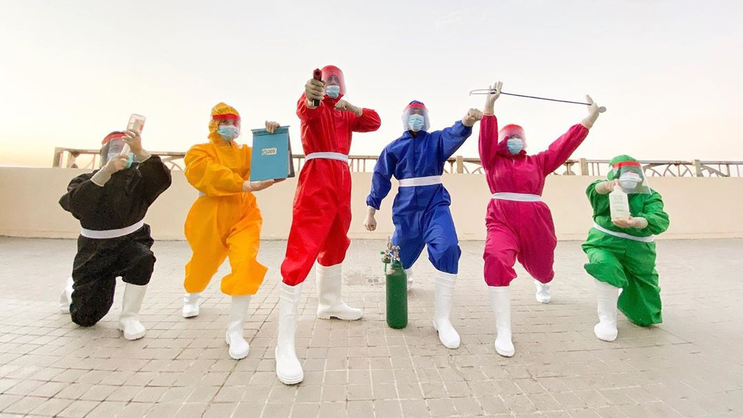 Terinspirasi teletubbies, perawat ini bikin baju hazmat warna-warni