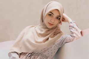 Tips padu padan busana muslim berbahan sifon & cara merawatnya