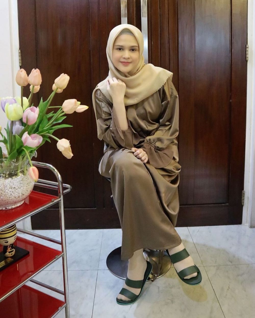 Beda gaya 9 seleb cantik langganan antagonis di luar sinetron