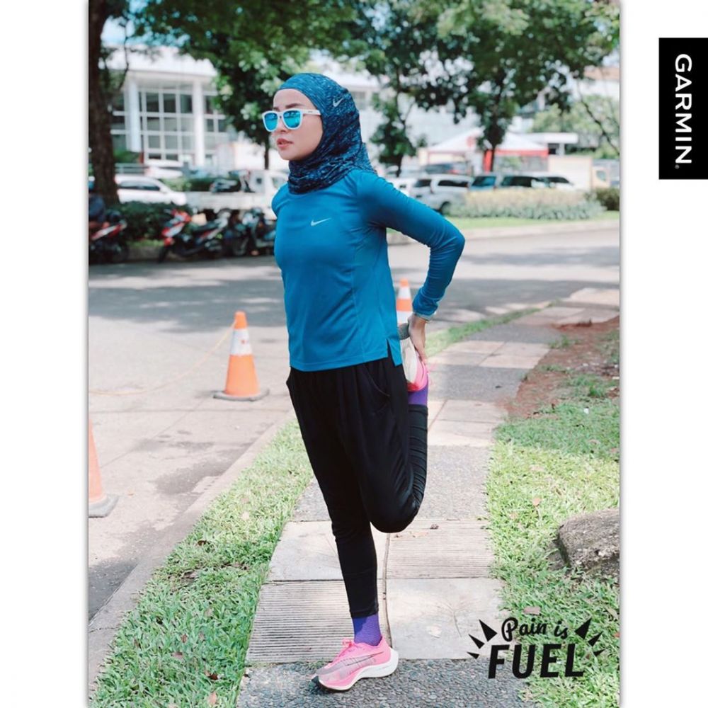 8 Potret gaya hijab sporty Soraya Larasati saat berolahraga