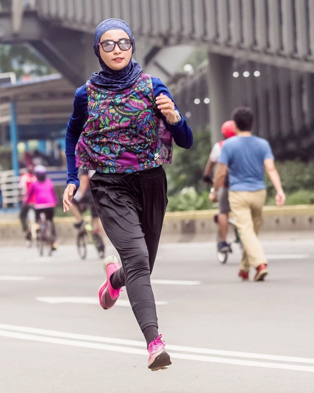 8 Potret gaya hijab sporty Soraya Larasati saat berolahraga