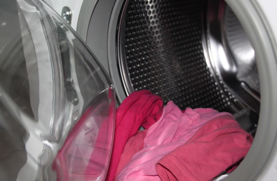 6 Cara mencuci baju untuk menghindari paparan virus corona