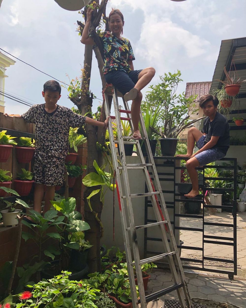 7 Aksi nyeleneh Soimah saat di rumah aja, bikin ngakak