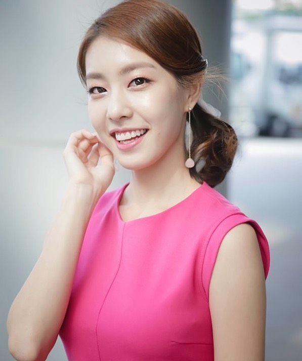 10 Potret Jo Eun-jung, penyiar yang jadi istri So Ji-sub