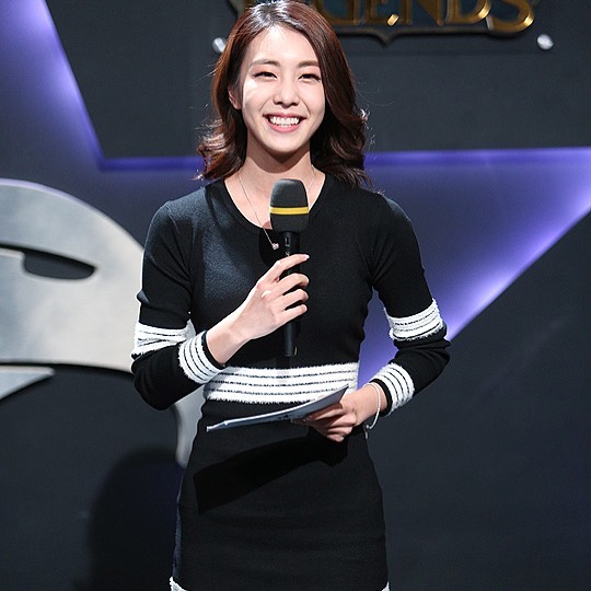 10 Potret Jo Eun-jung, penyiar yang jadi istri So Ji-sub